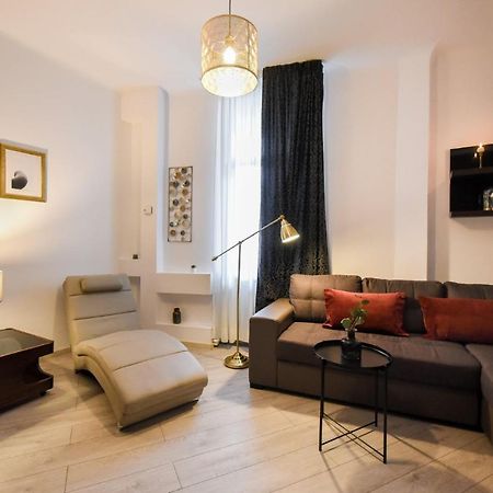 Discover Comfort: Charming & Spacious Apartment In The Old Town Бухарест Экстерьер фото