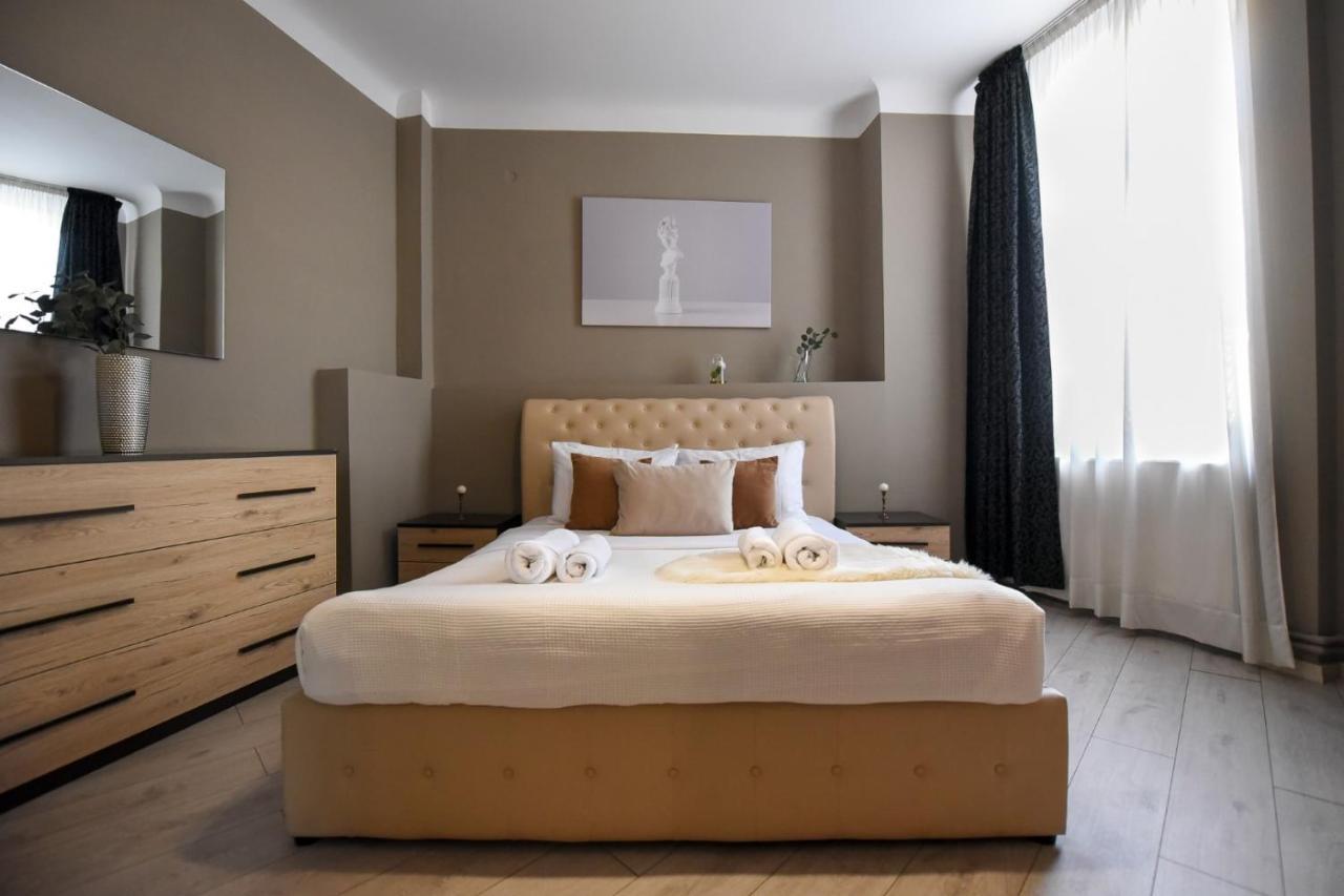 Discover Comfort: Charming & Spacious Apartment In The Old Town Бухарест Экстерьер фото