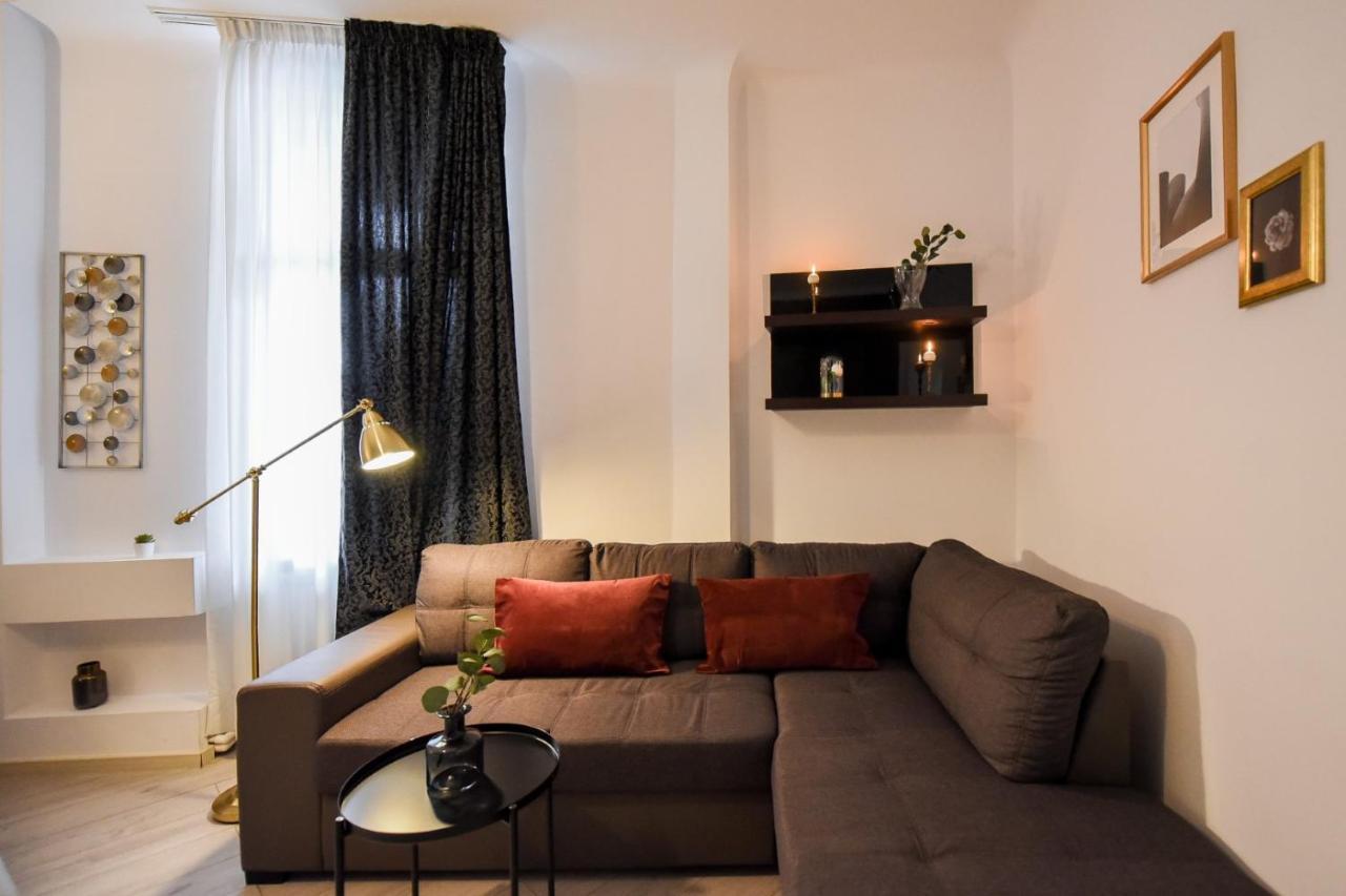 Discover Comfort: Charming & Spacious Apartment In The Old Town Бухарест Экстерьер фото