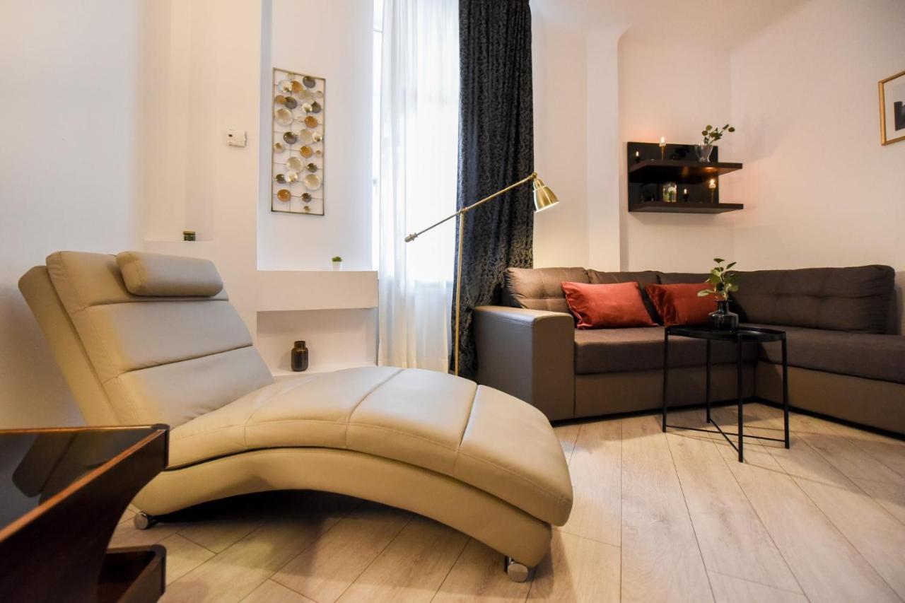 Discover Comfort: Charming & Spacious Apartment In The Old Town Бухарест Экстерьер фото