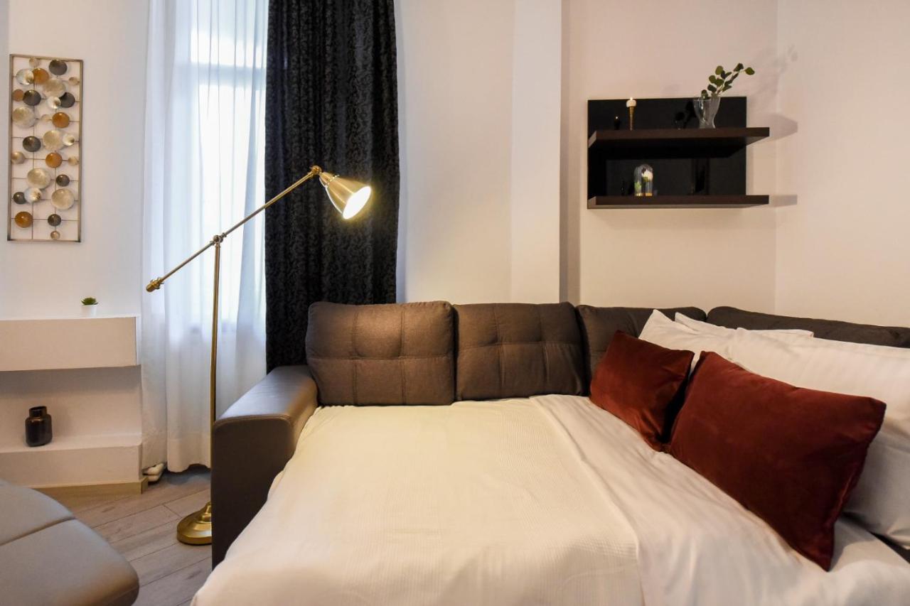 Discover Comfort: Charming & Spacious Apartment In The Old Town Бухарест Экстерьер фото