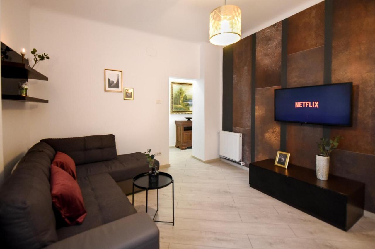 Discover Comfort: Charming & Spacious Apartment In The Old Town Бухарест Экстерьер фото